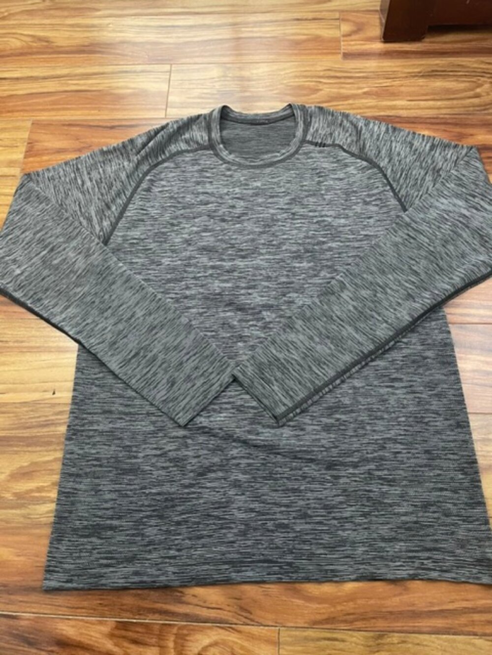 Lululemon Men's Abstract Line Crew Neck Long Sleeve Athletic Top, Gray, L Size